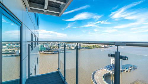 Skyvillion - London River Thames Top Floor Apartments by Woolwich Ferry, Mins to London ExCel, O2 Arena , London City Airport with Parking - Foto 1