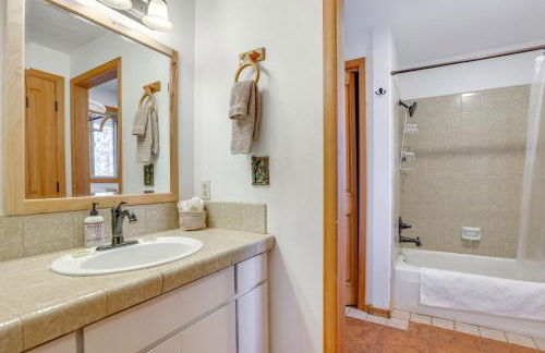 Ping-Pong and Private Hot Tub Family Cabin in Bend! - Foto 13