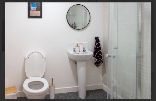 Central Mews Free Wi-Fi-Parking-Contractors - Photo 10