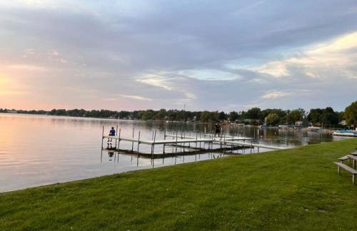 Newly remodeled Near Lake 4BR Hot Tub Navy Family home - Foto 4