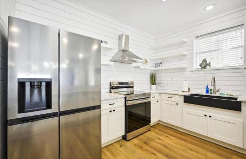 Just Beachy - 5 Bedroom Beach Front Home! Sleeps 20 Home by RedAwning - Foto 25