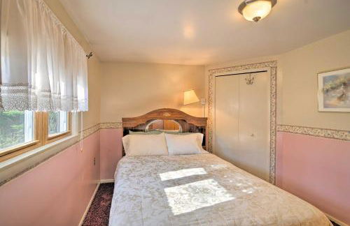 Riverfront Cabin in Alger with Patio and WiFi! - Foto 16