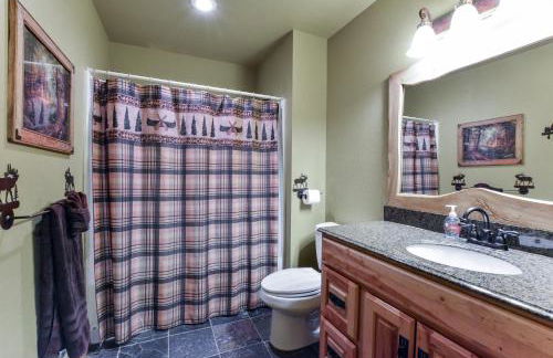 Luxury Lakefront Chalet Resort 2 Pools FREE Amenities Dock MiniGolf Waterslide - Foto 46