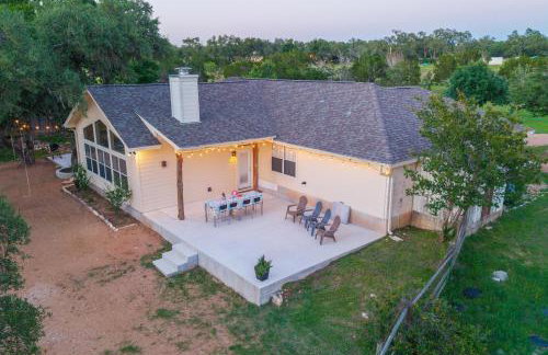 Private Luxury Getaway | Fire Pit | Near Weddings - Photo 39
