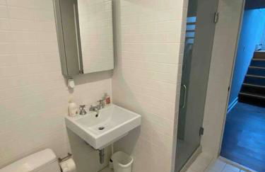 Renovated and Spacious Summer Home with Water View - Foto 8