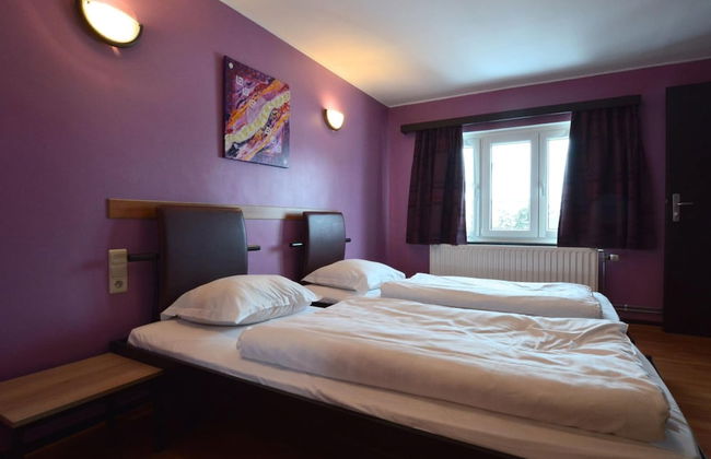 Spacious Home With Garden - Photo 7