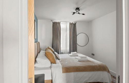 Stylish Flat I Sleeps 6 I With Parking - Photo 11