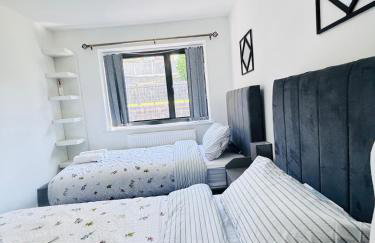 Luxury 5BR Stay With City Access - Photo 20