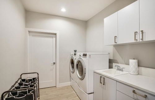 Road America Retreat Modern Villa with Garage! - Foto 21