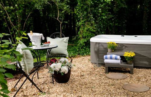 Honeycomb Treehouse in the Heart of Dorset - Photo 12