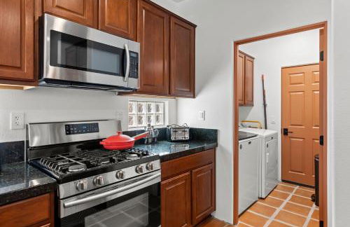 Spacious Private Home with Saltwater Pool & Hot Tub - Foto 22