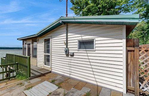 2BR Lakeside Home with Patio, Porch and AC - Foto 18