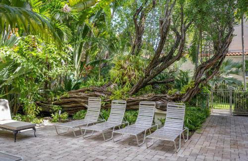 2BR Beachside Retreat with Pool - Foto 41