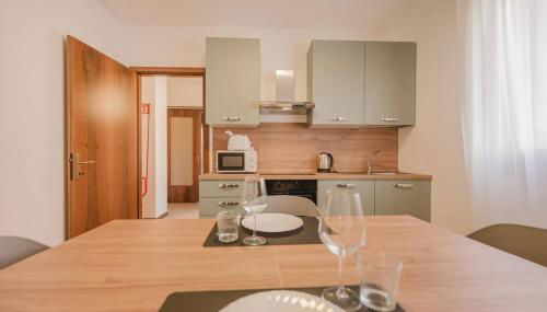 Unico Apt 3B, 2 ospiti, Parcheggio gratis, 10 minuti da Venezia - Photo 3