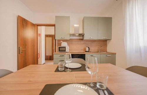 Unico Apt 3B, 2 ospiti, Parcheggio gratis, 10 minuti da Venezia - Photo 3