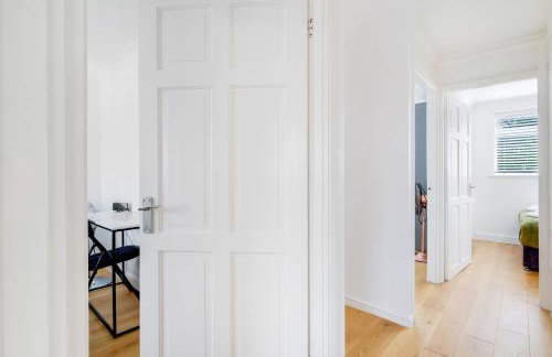 Luxury 5 BDR 2 BA House with Parking in Sandhurst By 360Stays - Photo 79