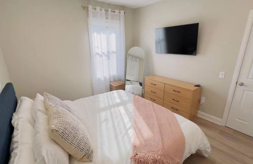 3BR Beach House | Fire Pit & Bar | Steps to Beach - Foto 17