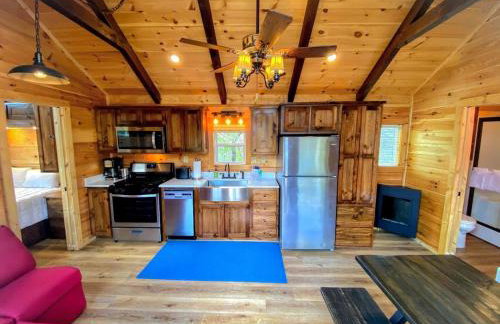B1 NEW Awesome Tiny Home with AC Mountain Views Minutes to Skiing Hiking Attractions - Foto 5