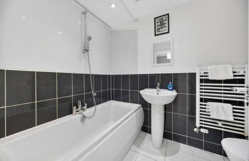 Spacious 4BR Newport Home - Ideal for Families & Groups - Foto 29