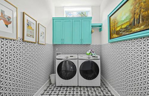 Austin Oasis Spacious 4BR Retreat with Hot Tub Cowboy Pool and Infrared Sauna Perfect for Families and Bachelorettes - Photo 22