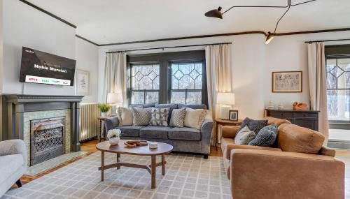 Noble Mansion 7 Bedrooms w Hot Tub Firepit & BBQ - Foto 2