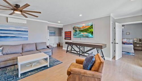 5 Bed3bath waterfront pool home with full gym, office, and heated pool! - Photo 3