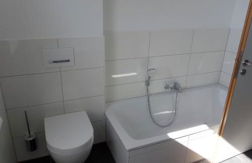 Neubau-Ferienwohnung mit Panorama-Seeblick - Foto 9