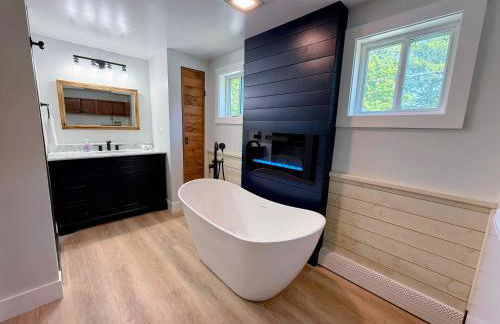 91M Renovated Bethlehem home with hot tub, firepit, large yard, walk to restaurants - Photo 30