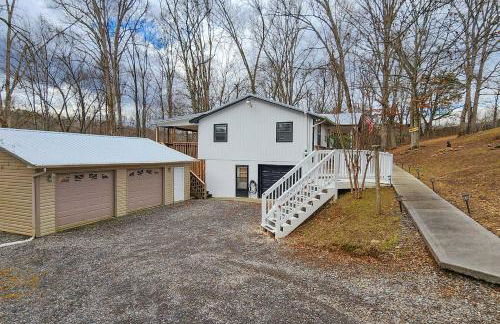 Kodak Getaway with Covered Decks and Game Room! - Foto 25