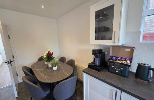 5 Beds 7 guests Private Garden Free Parking - Foto 5