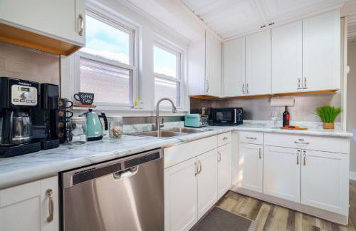 King Bed, Stocked Kitchen, Easy Driveway Parking, 2mi to Downtown & Coliseum - Foto 35