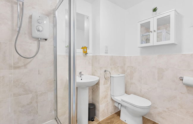 Chandlers Walk Modern Comfy Family Home in Exeter - Photo 12