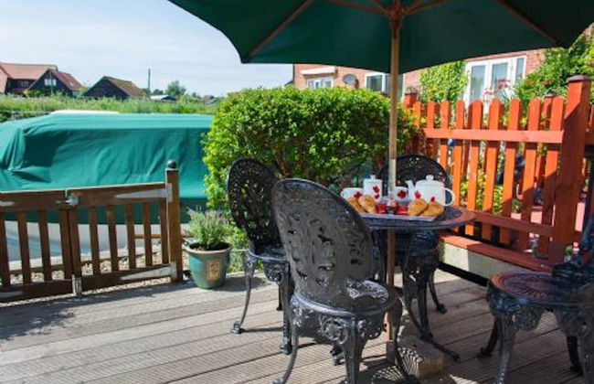 Host Stay Quayside Cottage - Photo 7