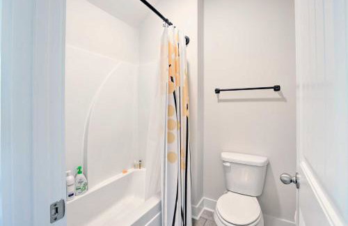 Luxe Lakefront Getaway with Porch and Water View! - Foto 25