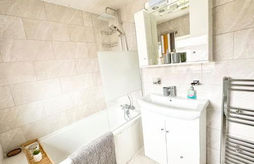 "The Cromwell" I Contractor's Haven Borehamwood I 3 - 6 Beds I Free Parking, Netflix & Sky Sports - Foto 12