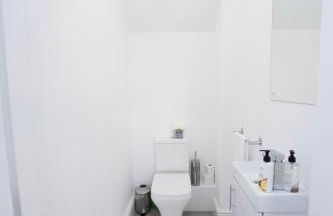 Entire Modern Home with Private Parking for 6/8 Persons - Photo 15