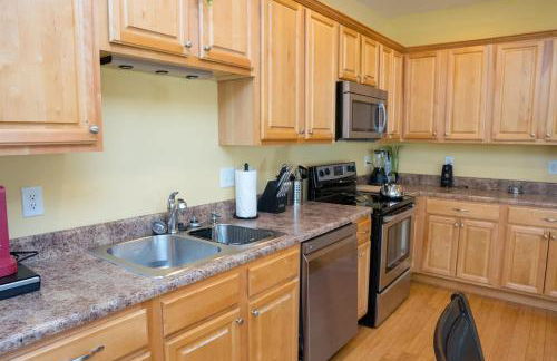 Stunning 3BR Apt, Parking, Full Kitchen, WiFi -H- - Foto 8