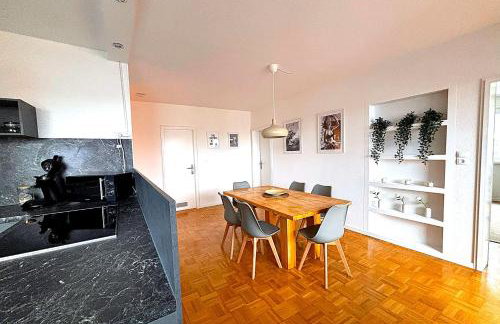 stylische 110m2 Wohnung in Top Lage mit Balkon und 2 Schlafzimmern für bis zu 6 Personen sowie kostenloser Parkgarage max 1,65m Höhe und 1,8m Breite - Foto 17