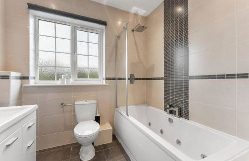 Perfect Booking 4 Bed Home in Cheltenham - Photo 27