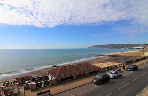 25 Breakwaters - Beach Hut is Included with this Pet Friendly Lux Apartment with Balcony, Stunning Sea Views over to Culver Cliffs & Free Parking - Photo 3