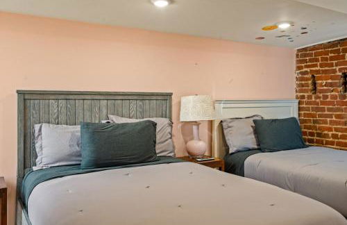 Modern 3BR Condo Walk to Downtown and UT with Parking - Foto 9