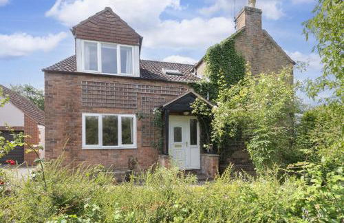Peaceful 3-Bed Cottage in Eastington, near Stonehouse - Photo 34