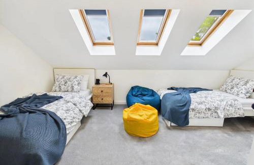 3 bed modern townhouse with self check in, sleeps 6, 35mins direct train to London Waterloo, zone 6 - Photo 9