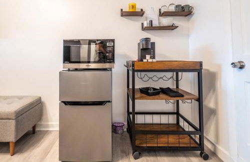 Cozy Studio w/gated parking - Photo 3