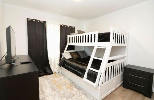 Luxury Oasis Getaway w/pool 15 mins from beach - Foto 58