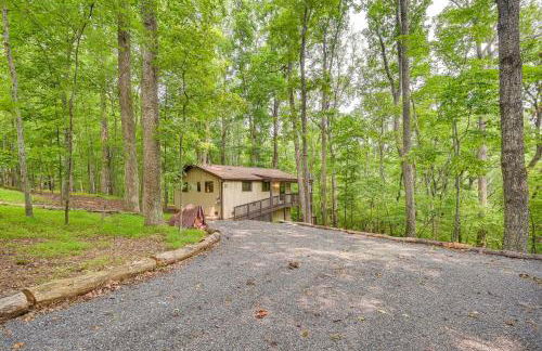 Charming Hedgesville Retreat with Deck and Fireplace! - Foto 1