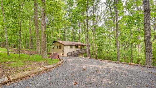 Charming Hedgesville Retreat with Deck and Fireplace! - Foto 1