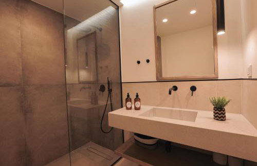 La Mer Bleue Beachfront Boutique Apartments - Photo 14