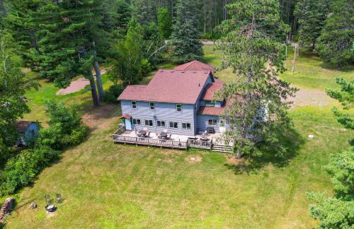 Spacious Winter Retreat with River Access and Kayaks! - Foto 44