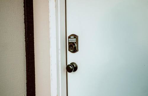 The Orange Lounge - 8 min to KU & Mass - Photo 10